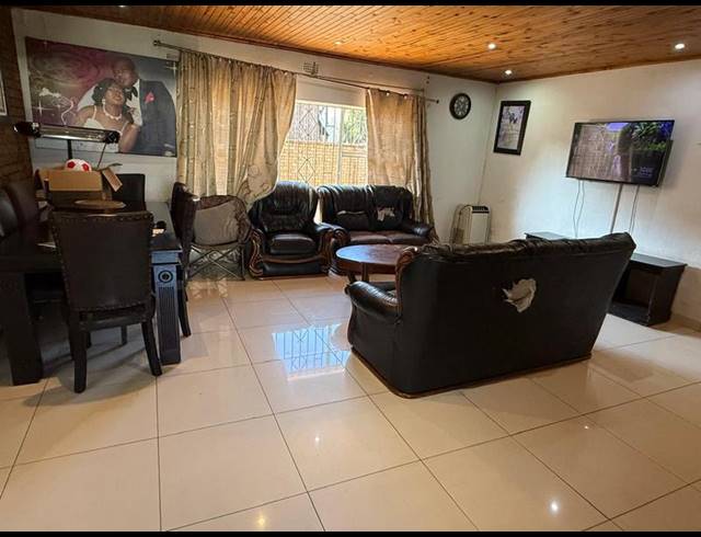 4 BEDROOM HOUSE FOR SALE IN OAKDENE